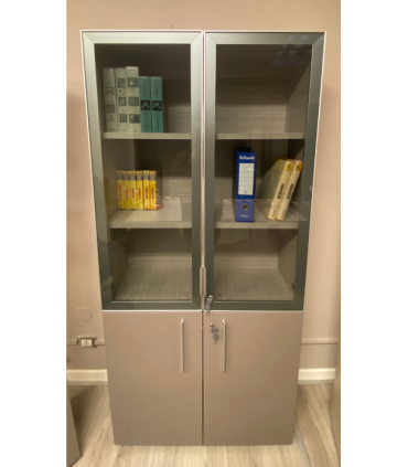 Mobile alto con ante in vetro fumè