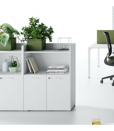 Mobile medio con ante in legno e ripiano a giorno Oxi