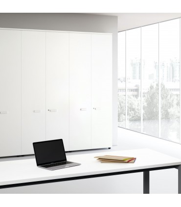 Libreria alta con ante in legno by LAS