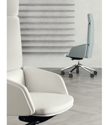 Poltrona presidenziale Lead con braccioli imbottiti by LAS