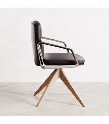 Poltrona con base piramidale in legno Lead by LAS