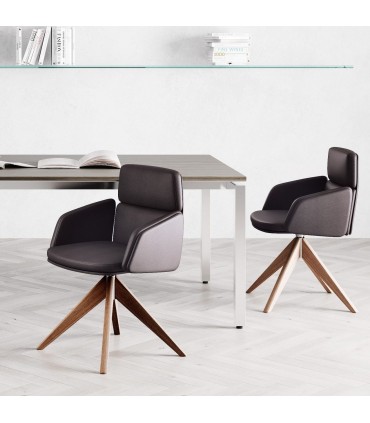 Poltrona con base piramidale in legno Lead by LAS