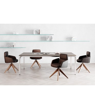 Poltrona con base piramidale in legno Lead by LAS