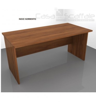 Scrivania con gamba pannellata p.80 by Colombini